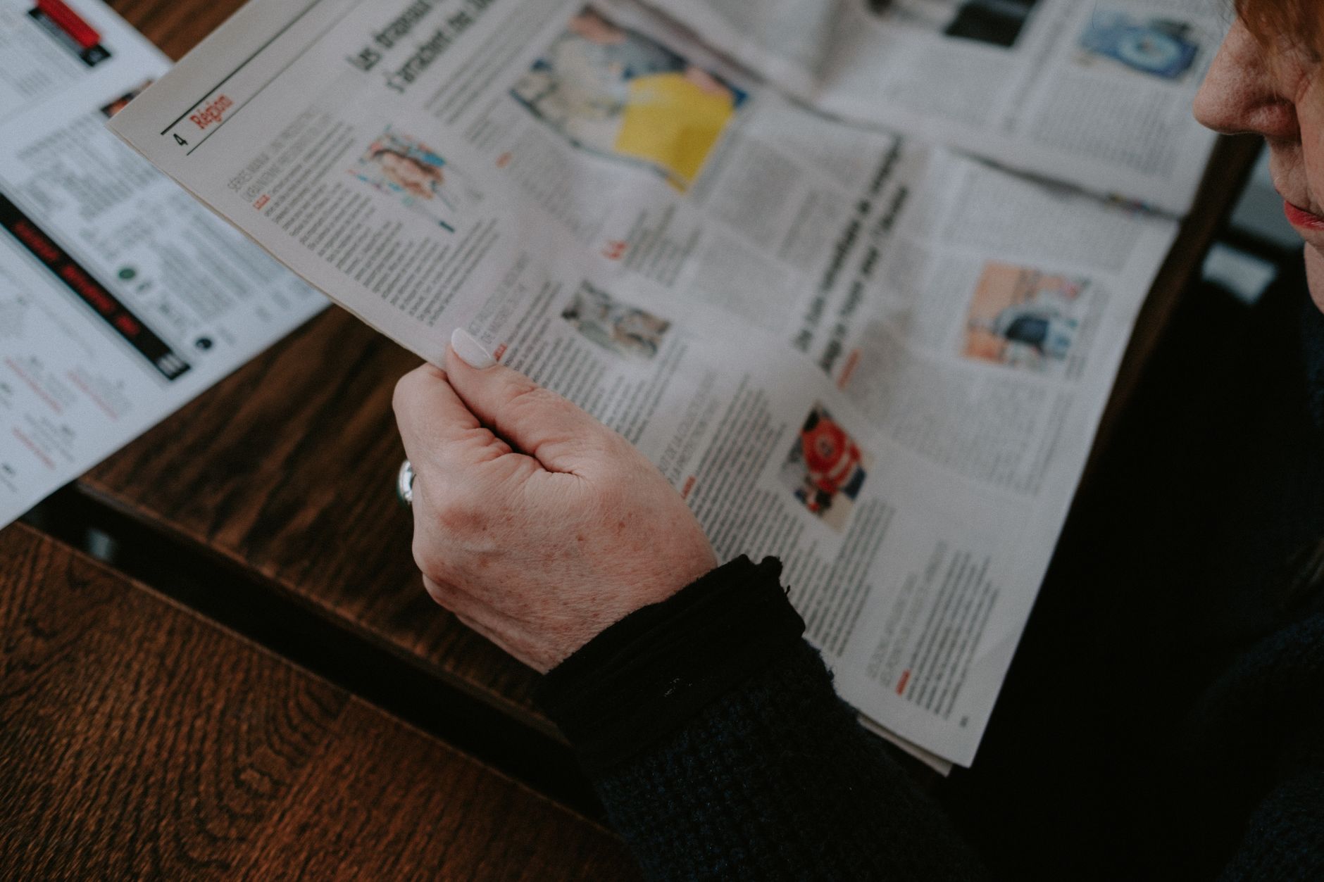 Journal tenu à la main pendant une lecture