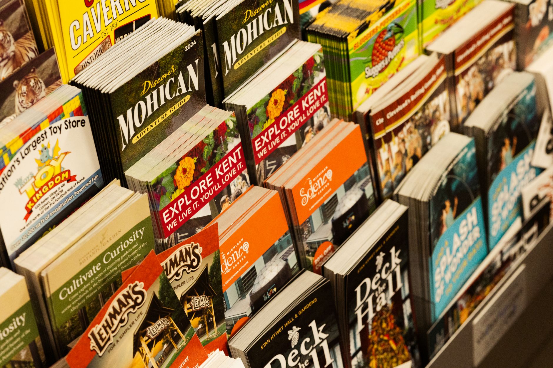 Présentoir de brochures de voyage et de guides papier