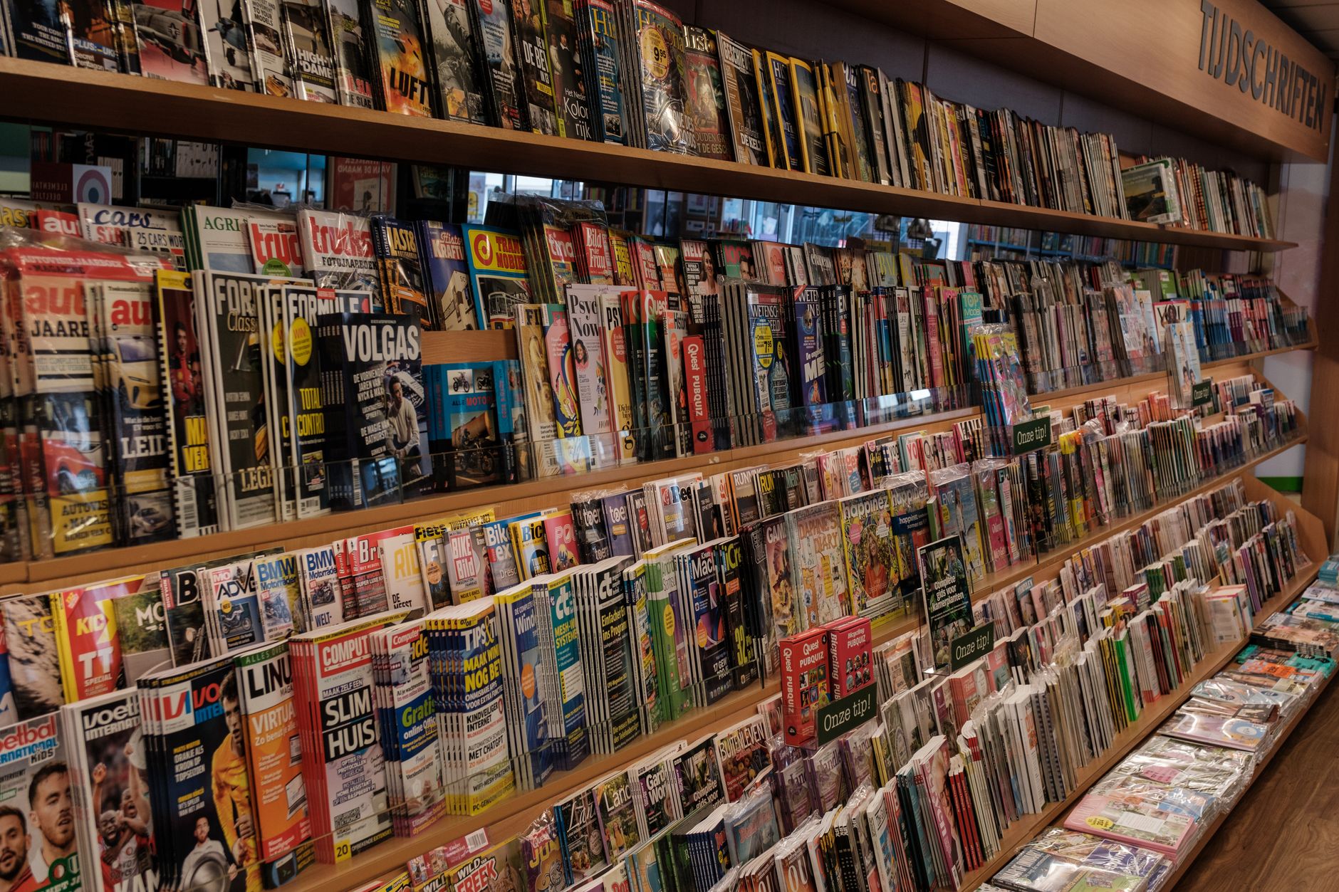 Revues alignées dans une librairie